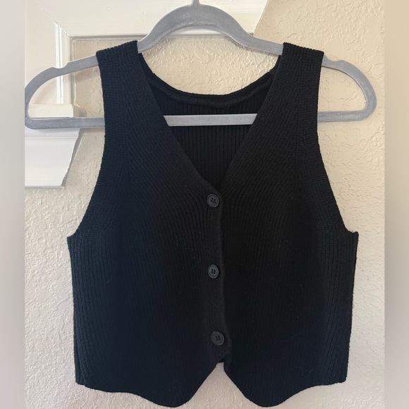 Black Sleeveless Knit Vest - Picture 3 of 4